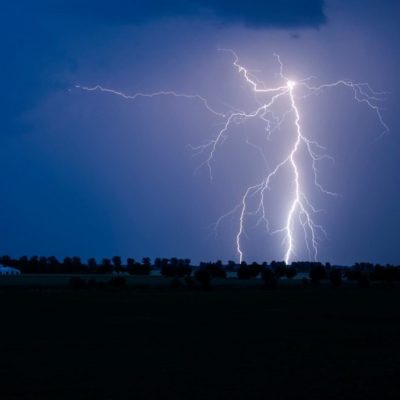 Est-ce qu’un toit en métal attire la foudre ?